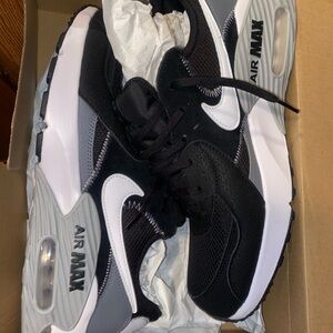 NIKE AIR MAX EXCEE BRAND NEW IN BOX NEVER WORN MEN SZ 11.5